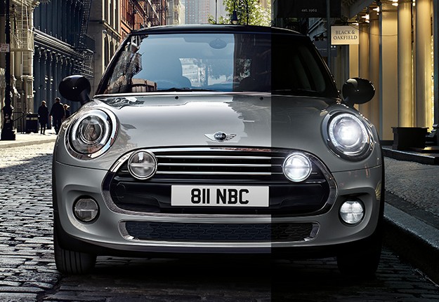 Frente de um MINI cinzento.